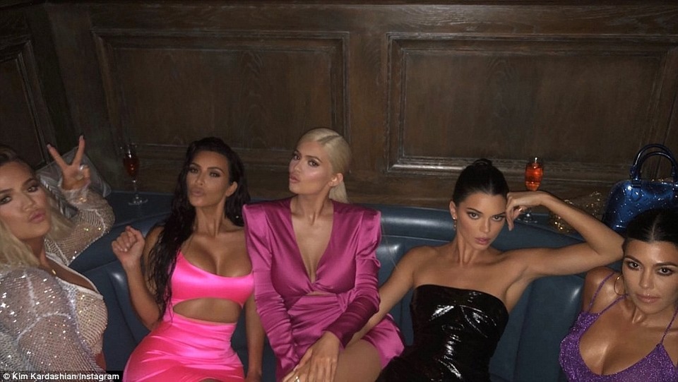 Kim Kardashian khoe dáng đồng hồ cát - 13
Cả gia đình đã có khoảng thời gian vui vẻ bên nhau