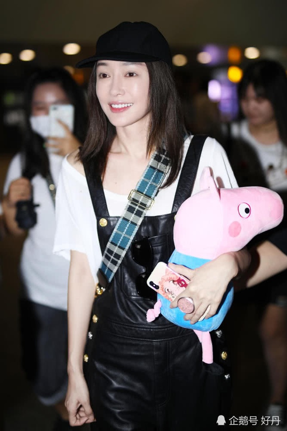 
Trước khi nổi tiếng nhờ Diên hi công lược, Tần Lam từng góp mặt trong Một thoáng mộng mơ, Hoàn châu cách cách 3 và từng là bạn gái tin đồn của Huỳnh Hiểu Minh.
