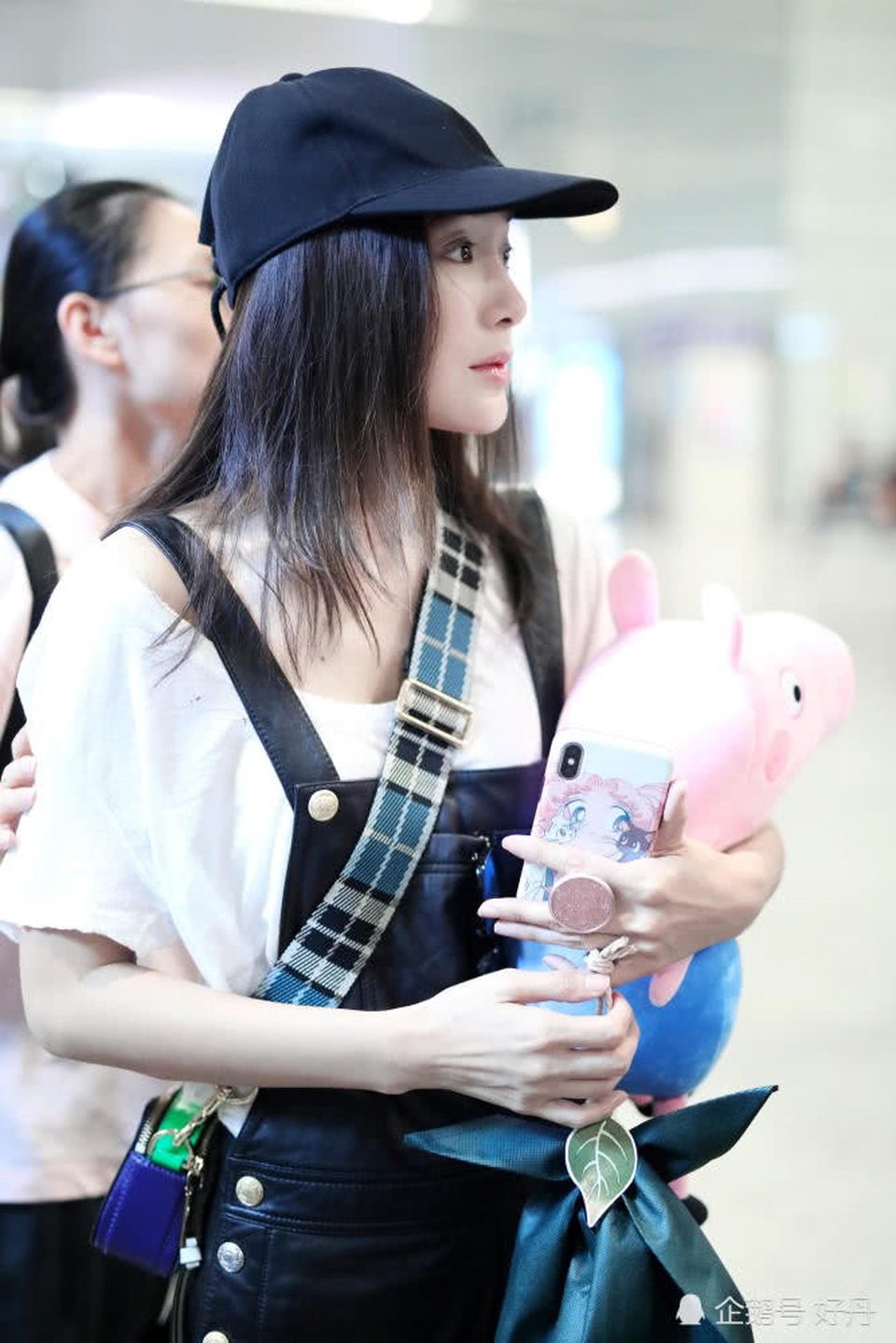 
Tần Lam ôm theo một món quà mà fan tặng cô tại sân bay Thượng Hải, Trung Quốc.
