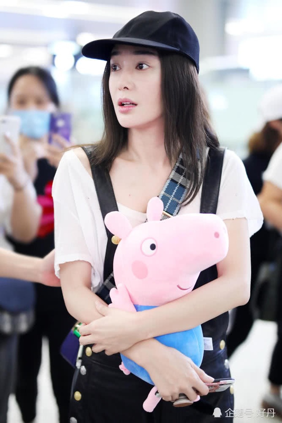 Phong cách thời trang trẻ trung của "Phú sát hoàng hậu" Tần Lam - 13