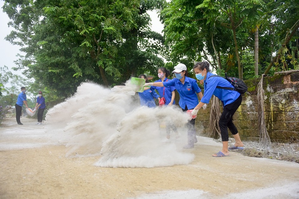 Bột vôi diệt khuẩn phủ trắng vùng ngập Hà Nội - 4
Rắc vôi bột là cách thức hiệu quả để khử trùng, tiêu diệt các mầm bệnh có thể phát sinh sau khi nước lũ rút.