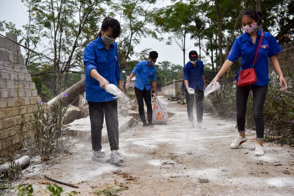 Bột vôi diệt khuẩn phủ trắng vùng ngập Hà Nội - 9
Các thanh niên tình nguyện Chương Mỹ tham gia vệ sinh môi trường.