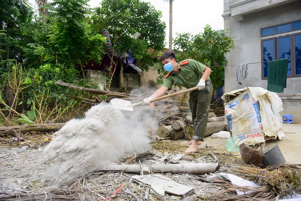 Bột vôi diệt khuẩn phủ trắng vùng ngập Hà Nội - 5
Cùng với người dân và chính quyền xã, đoàn thanh niên và lực lượng công an thành phố cũng xuống địa bàn để giúp người dân dọn dẹp nhà cửa và trường học.