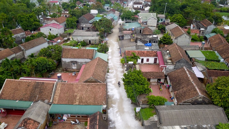 Bột vôi diệt khuẩn phủ trắng vùng ngập Hà Nội - 1
Sau nhiều ngày ngập nặng ở hai xã Nam Phương Tiến và Tân Tiến (Chương Mỹ, Hà Nội), đến nay nước đã rút. Sáng 10/8, người dân cùng chính quyền xã tiến hành rắc vôi bột khắp đường làng, ngõ xóm, dọn dẹp nhà cửa và trường học để vệ sinh, diệt khuẩn phòn trừ dịch bệnh.