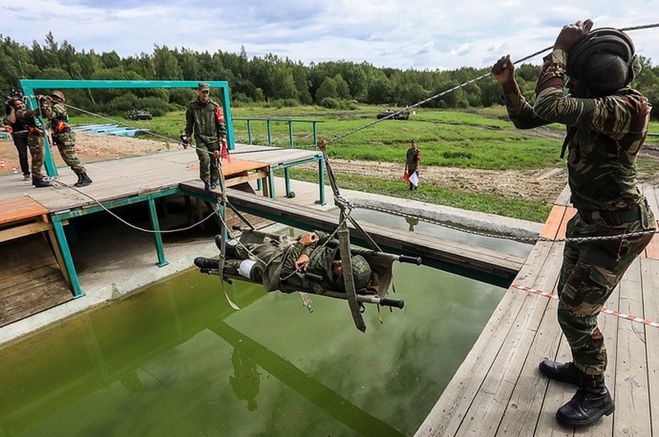 Binh sĩ các nước tranh tài tại giải đấu quân sự quốc tế - 2 Các binh sĩ của đội thi Zimbabwe trong phần thi quân y tiếp sức trong khuôn khổ Giải đấu Quân sự Quốc tế 2018. (Ảnh: TASS)