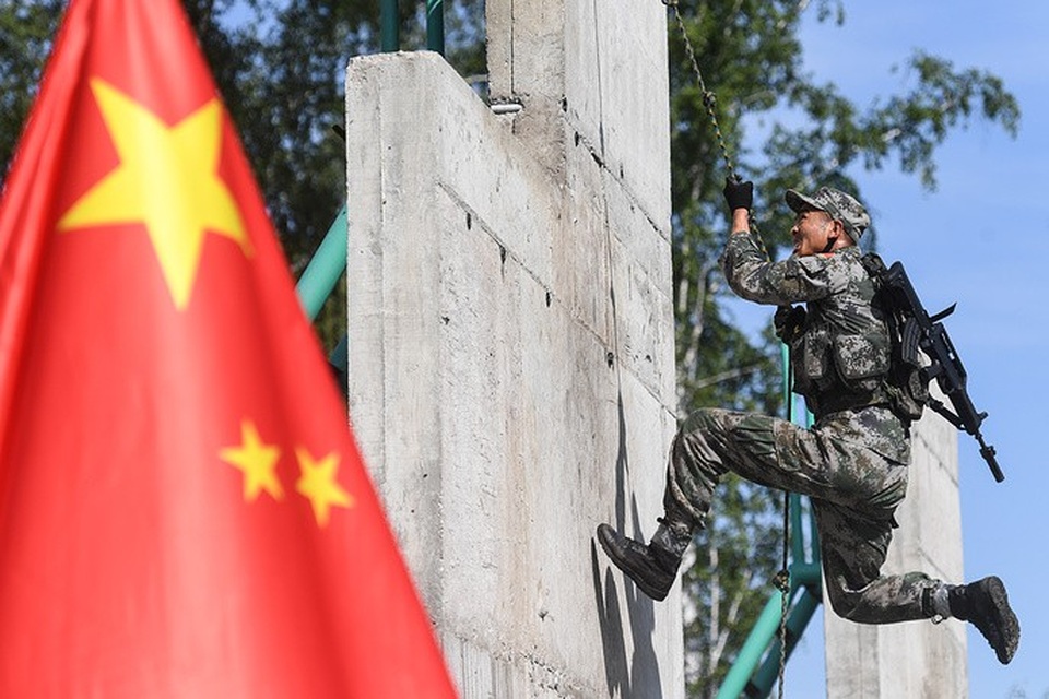 Binh sĩ các nước tranh tài tại giải đấu quân sự quốc tế - 11
Binh sĩ Trung Quốc tham gia phần thi vượt chướng ngại vật dành cho lực lượng trinh sát. (Ảnh: TASS)