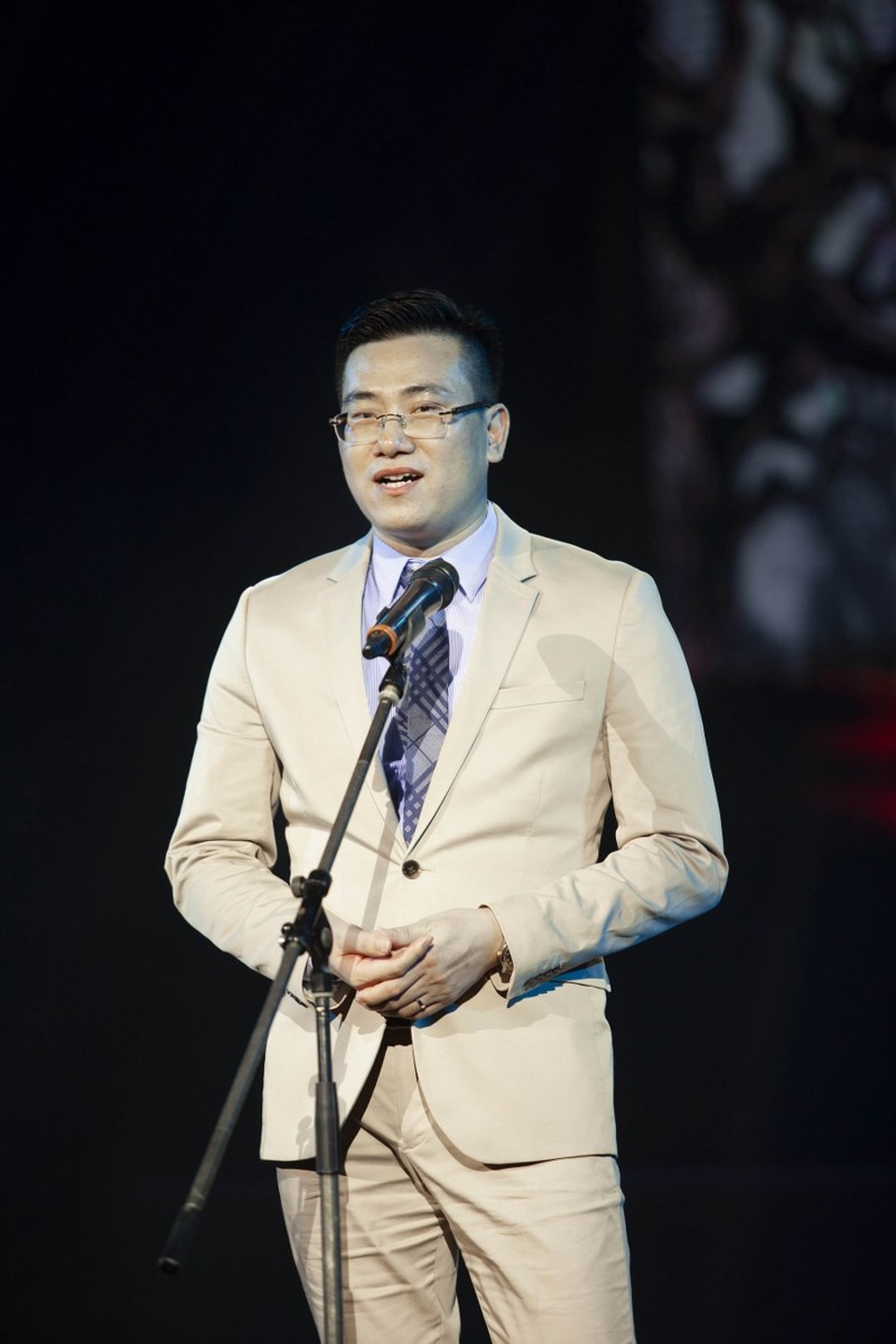 Ca sỹ Uyên Linh “phiêu” toàn bản hit khiến Nhà hát Lớn “thất thủ” - 2 Ông Nguyễn Văn Trọng phát biểu khai mạc đêm nhạc kịch.