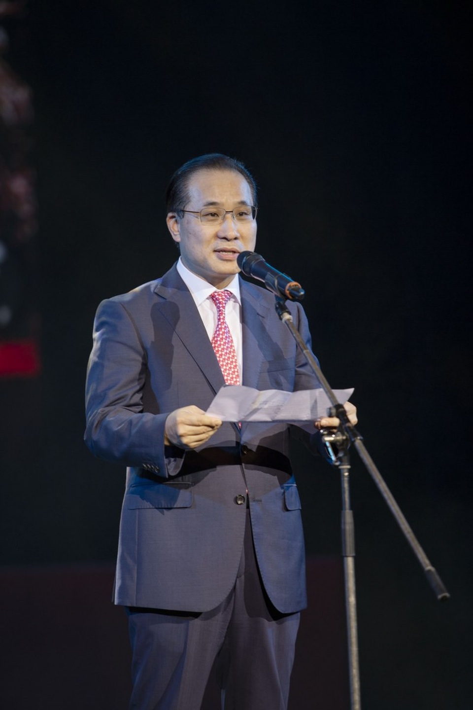 Ca sỹ Uyên Linh “phiêu” toàn bản hit khiến Nhà hát Lớn “thất thủ” - 6 Ông Jang Han Hong đến từ Hàn Quốc bày tỏ cảm xúc.