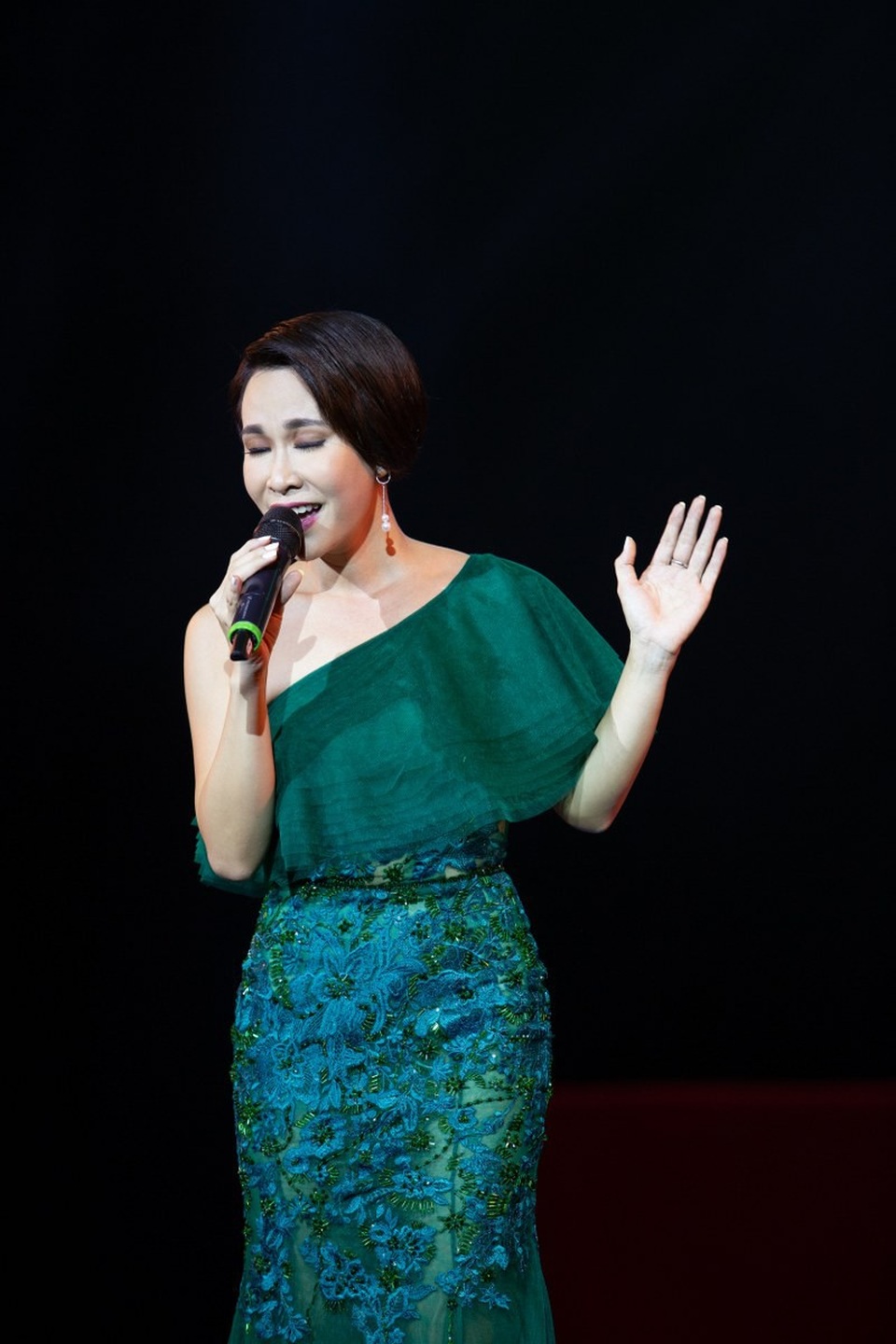 Ca sỹ Uyên Linh “phiêu” toàn bản hit khiến Nhà hát Lớn “thất thủ” - 4 Uyên Linh diện những chiếc đầm nữ tính, duyên dáng trong đêm nhạc.