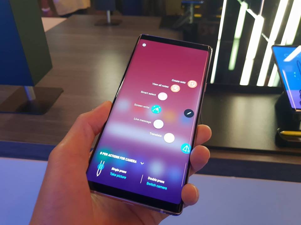 Cận cảnh Galaxy Note9 có cấu hình mạnh mẽ, bút S-Pen độc đáo - 3
Galaxy Note9 vẫn sở hữu thiết kế viền cong vô cực vốn đã mang lại thành công cho Samsung trong vài năm qua.