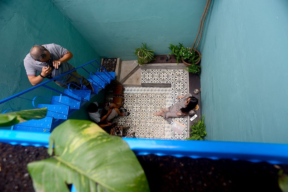 Giới trẻ Sài Gòn đua nhau "check in" quán cà phê kiểu cổ trong chung cư cũ - 15 Quán cà phê có khoảng không gian mở đón ánh nắng mặt trời.