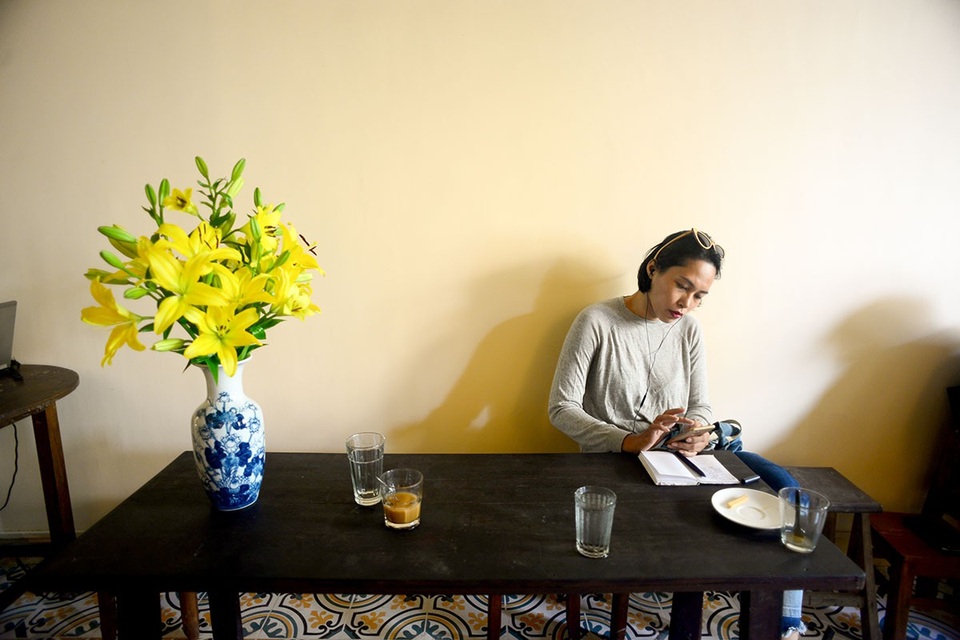 Giới trẻ Sài Gòn đua nhau "check in" quán cà phê kiểu cổ trong chung cư cũ - 11 Một góc ngồi yên tĩnh dành cho người thích đọc sách.