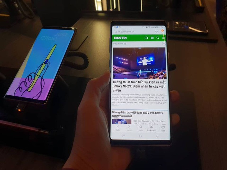 Cận cảnh Galaxy Note9 có cấu hình mạnh mẽ, bút S-Pen độc đáo - 1
Galaxy Note9 là phiên bản lớn nhất trong dòng điện thoại Note với màn hình 6,4 inch.