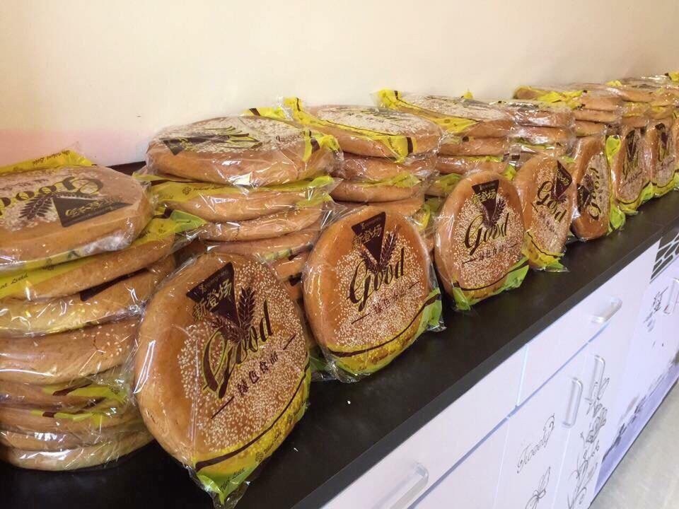 Tiết lộ bất ngờ về bánh trung thu Hồng Kông to như pizza - 1
Bánh trung thu xách tay Hồng Kông được bày bán tràn ngập thị trường