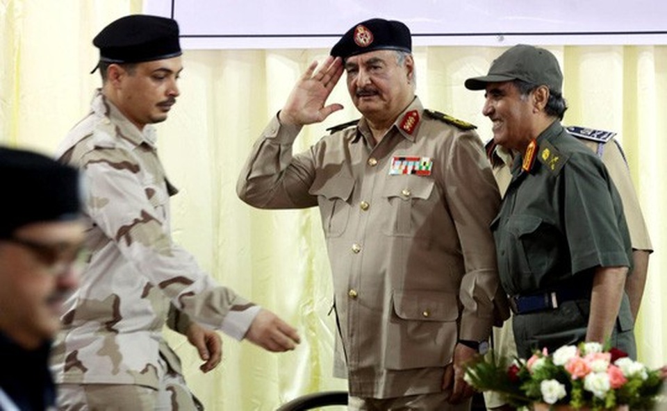 Libya, Yemen nhờ đến Nga - 1
Uy tín của tướng Khalifa Haftar (giữa) đã gia tăng nhờ những chiến thắng trước các tay súng thánh chiến ở Libya thời gian qua Ảnh: REUTERS