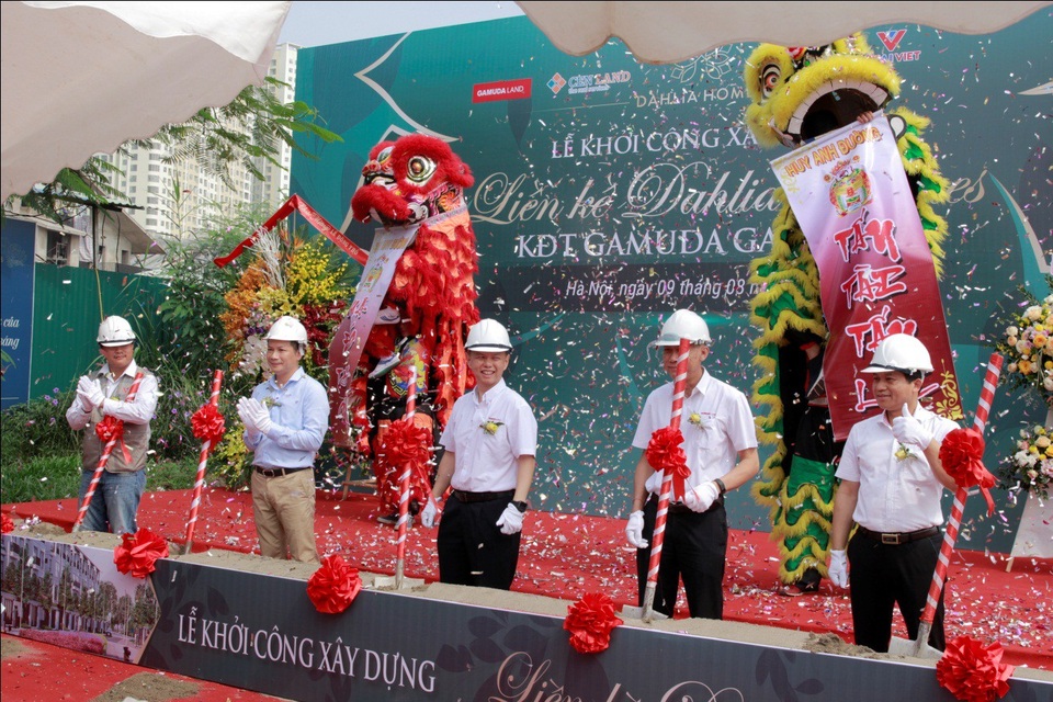 Chính thức khởi công dự án liền kề Dahlia Homes – KĐT Gamuda Gardens - 1 Đại diện chủ đầu tư Gamuda Land Việt Nam, đại diện đơn vị phân phối CENLAND, đại diện đơn vị thi công ICON4, đại diện đơn vị thi công VILAI Việt thực hiện nghi thức khởi công dự án