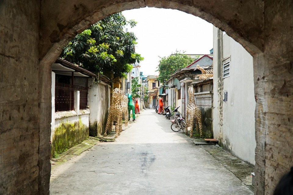 Ngựa giấy "khủng" xếp hàng chờ "tháng cô hồn" - 1
Ngựa giấy của các gia đình làm vàng mã để đầy trên đường làng Phúc Am (xã Duyên Thái, Thường Tín, Hà Nội). Đây là mặt hàng vàng mã đỏi hỏi nhiều công sức sản xuất.