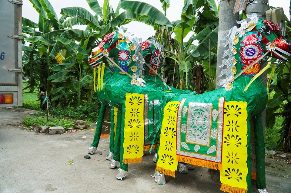 Ngựa giấy "khủng" xếp hàng chờ "tháng cô hồn" - 9 Ngựa giấy "khủng" xếp hàng chờ "tháng cô hồn" - 9
