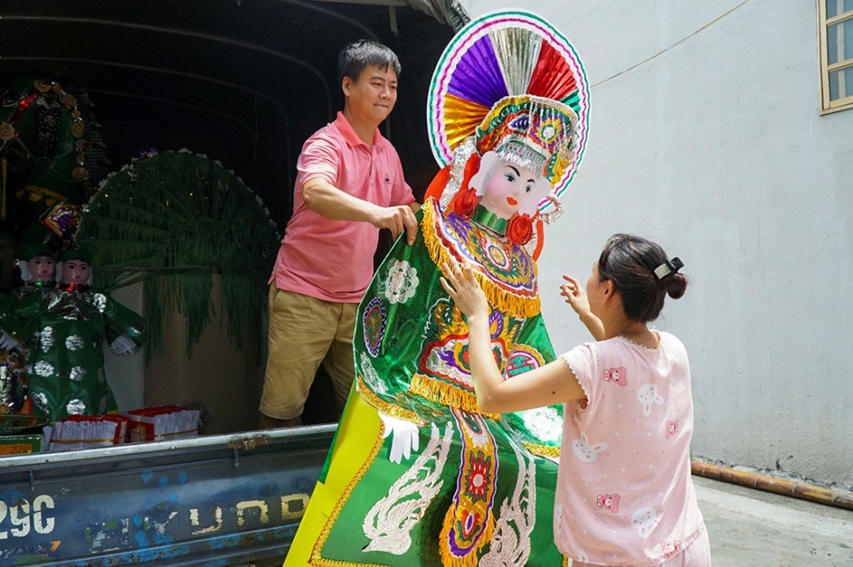 Ngựa giấy "khủng" xếp hàng chờ "tháng cô hồn" - 13
Vàng mã ở Phúc Am được người buôn từ khắp các tỉnh thành phía Bắc về mua chở đi.