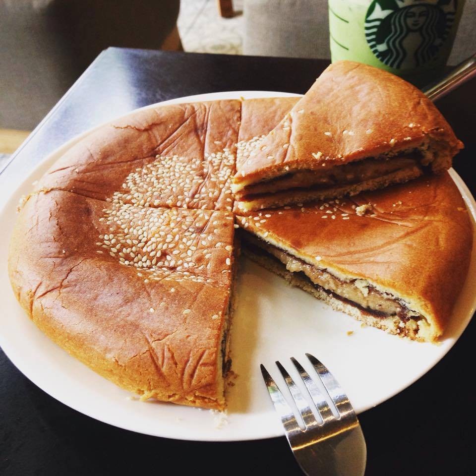 Tiết lộ bất ngờ về bánh trung thu Hồng Kông to như pizza - 3
Dân buôn tiết lộ, thực chất hành trung này này được sản xuất tại Hà Khẩu (Trung Quốc) chứ không phải xách tay từ Hồng Kông