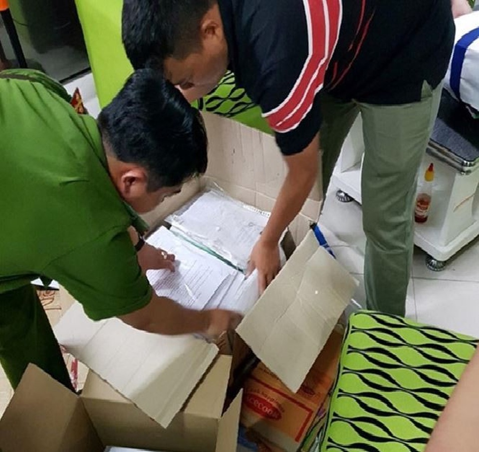 Lời khai bất ngờ của cấp dưới ông “'trùm” lừa đảo mua bán tiền ảo, đa cấp - 3 Lực lượng công an thu giữ nhiều tài liệu trong đường dây lừa đảo này. Ảnh CA