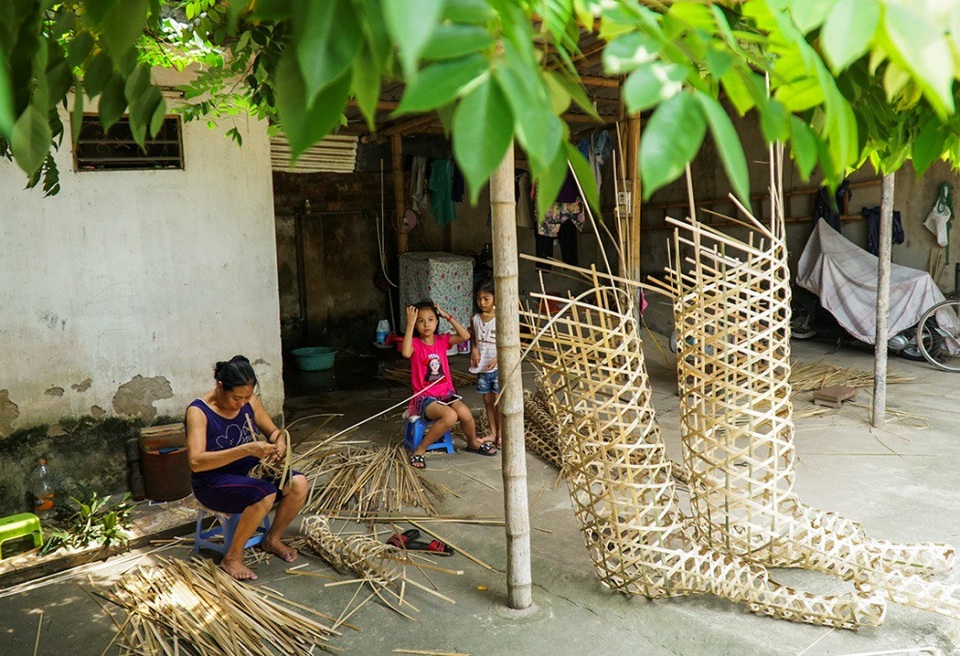 Ngựa giấy "khủng" xếp hàng chờ "tháng cô hồn" - 2
Nhiều gia đình ở làng Phúc Am đã làm nghề vàng mã được hơn chục năm nay. Mỗi ngày, một hộ làm vàng mã có thể làm ra khoảng 5 - 6 con ngựa loại to.