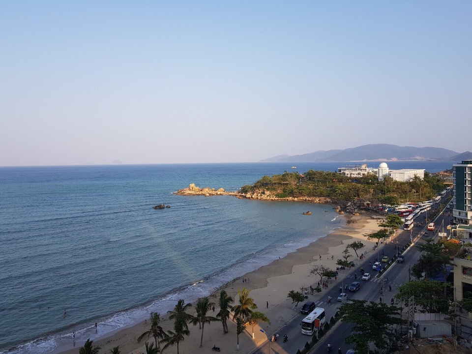 Mở bán tòa căn hộ cuối cùng dự án Mường Thanh Viễn Triều Nha Trang - 2
Bãi biển Nha Trang xanh biếc với bờ cát trắng trải dài nhìn từ ban công khách sạn