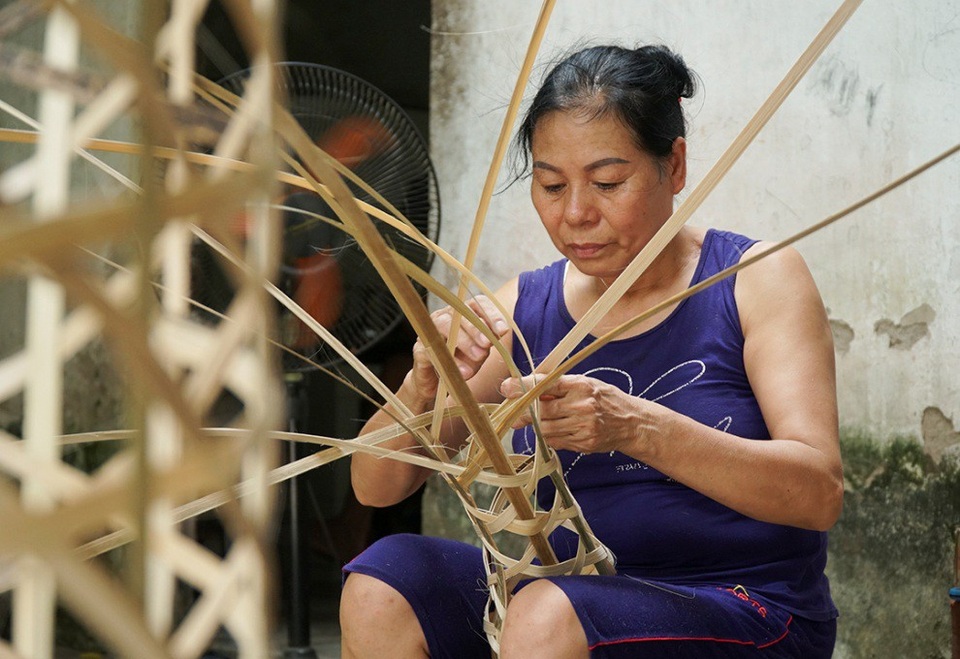 Ngựa giấy "khủng" xếp hàng chờ "tháng cô hồn" - 3
Để đan hoàn chỉnh phần khung của con ngựa, người thợ quen nghề cần khoảng 2 tiếng.