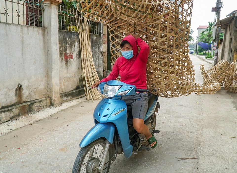 Ngựa giấy "khủng" xếp hàng chờ "tháng cô hồn" - 5
Khung ngựa được giao cho các hộ thực hiện công đoạn tiếp theo với giá 60.000 đồng/con.