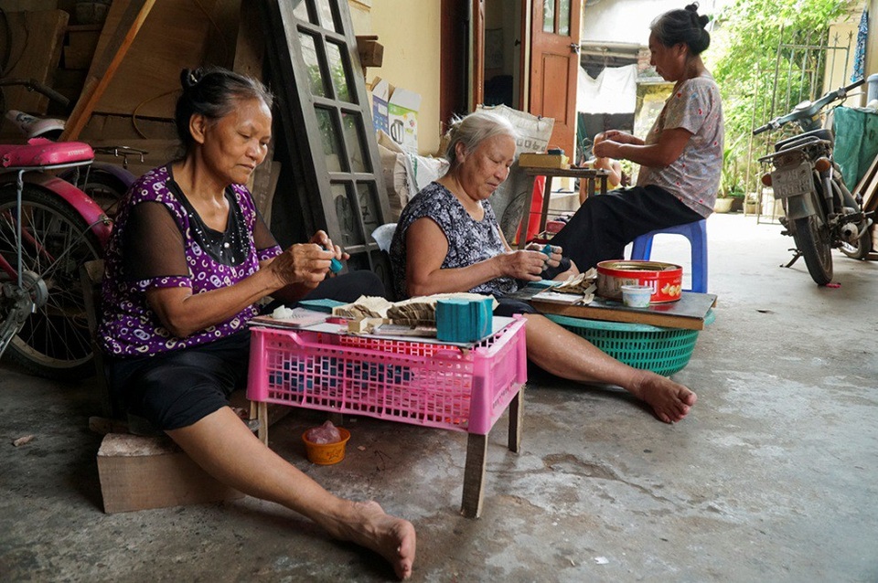 Ngựa giấy "khủng" xếp hàng chờ "tháng cô hồn" - 6
Công đoạn dán giấy (dán thô) tiêu tốn khoảng nửa giờ đồng hồ.