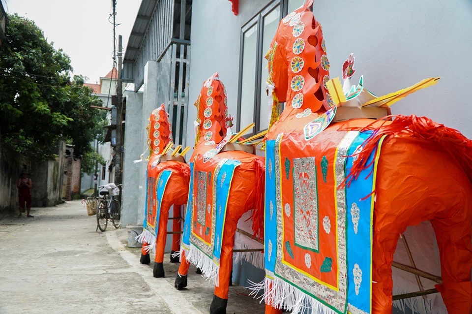 Ngựa giấy "khủng" xếp hàng chờ "tháng cô hồn" - 8
Có những con ngựa giấy khủng được bán ra với giá 1 triệu đồng, còn ngựa giấy cỡ nhỏ có giá khoảng 100.000 – 500.000 đồng.