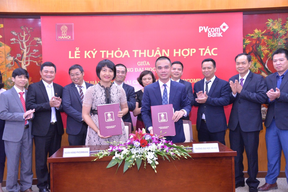 PVcomBank tăng cường hợp tác với Đại học Hà Nội - 1
Sáng 10/8/2018, tại Hà Nội, Ngân hàng TMCP Đại Chúng Việt Nam (PVcomBank) và Trường Đại học Hà Nội đã ký kết thỏa thuận hợp tác nhằm phát huy thế mạnh trên các lĩnh vực hoạt động của mỗi bên.
