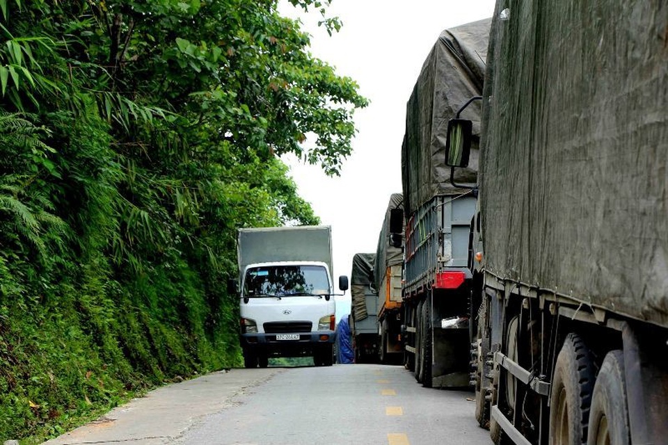 Giải cứu xe tải bị mắc kẹt khiến quốc lộ ùn tắc hơn 1 ngày - 3
Hàng trăm phương tiện ách lại trên đường.