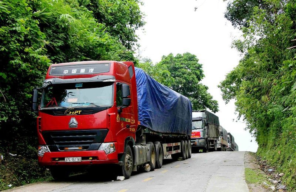 Giải cứu xe tải bị mắc kẹt khiến quốc lộ ùn tắc hơn 1 ngày - 2 Giải cứu xe tải bị mắc kẹt khiến quốc lộ ùn tắc hơn 1 ngày - 2