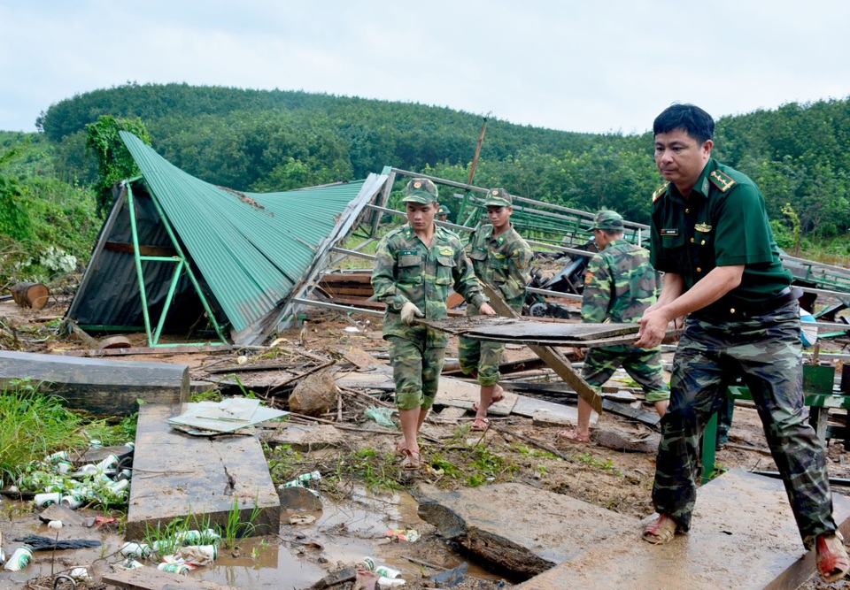 Lũ lớn quét qua, nước dâng cao hàng mét, nhiều người dân trắng tay - 6 Những chiến sỹ biên phòng đang giúp người dân xây dựng lại nhà cửa