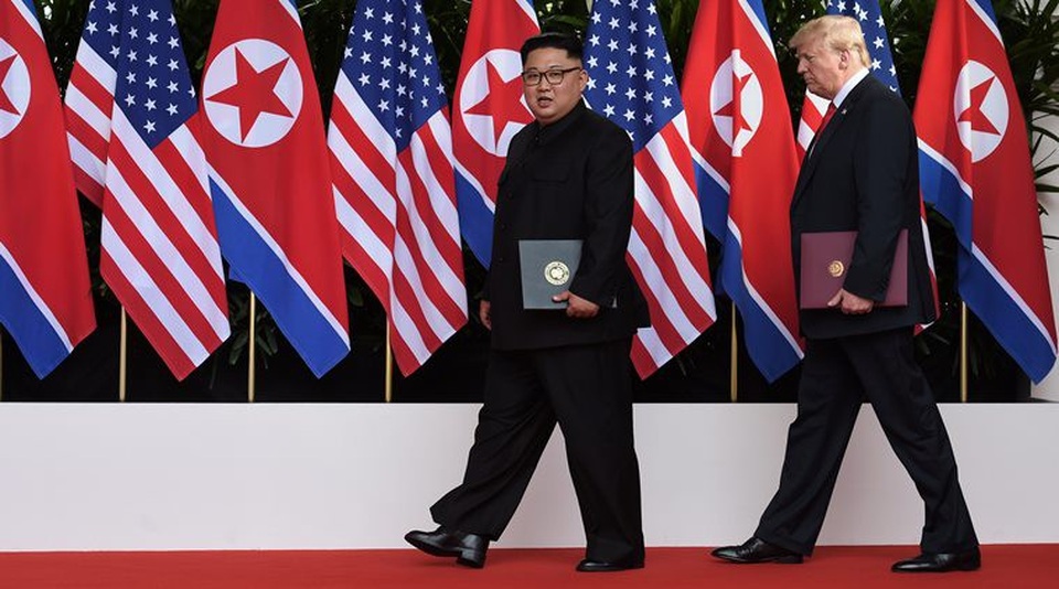 Triều Tiên “nổi đóa” với Mỹ vì lệnh trừng phạt - 1 Tổng thống Trump và nhà lãnh đạo Kim Jong-un gặp nhau tại Singapore hồi tháng 6 (Ảnh: Reuters)
