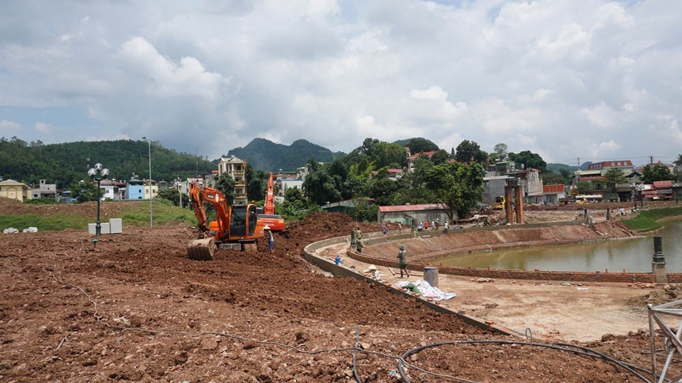 Sơn La nói gì về việc vận động cán bộ đóng tiền xây tượng đài trăm tỷ? - 6 Công nhân, máy móc đang thi công các hạng mục của dự án.