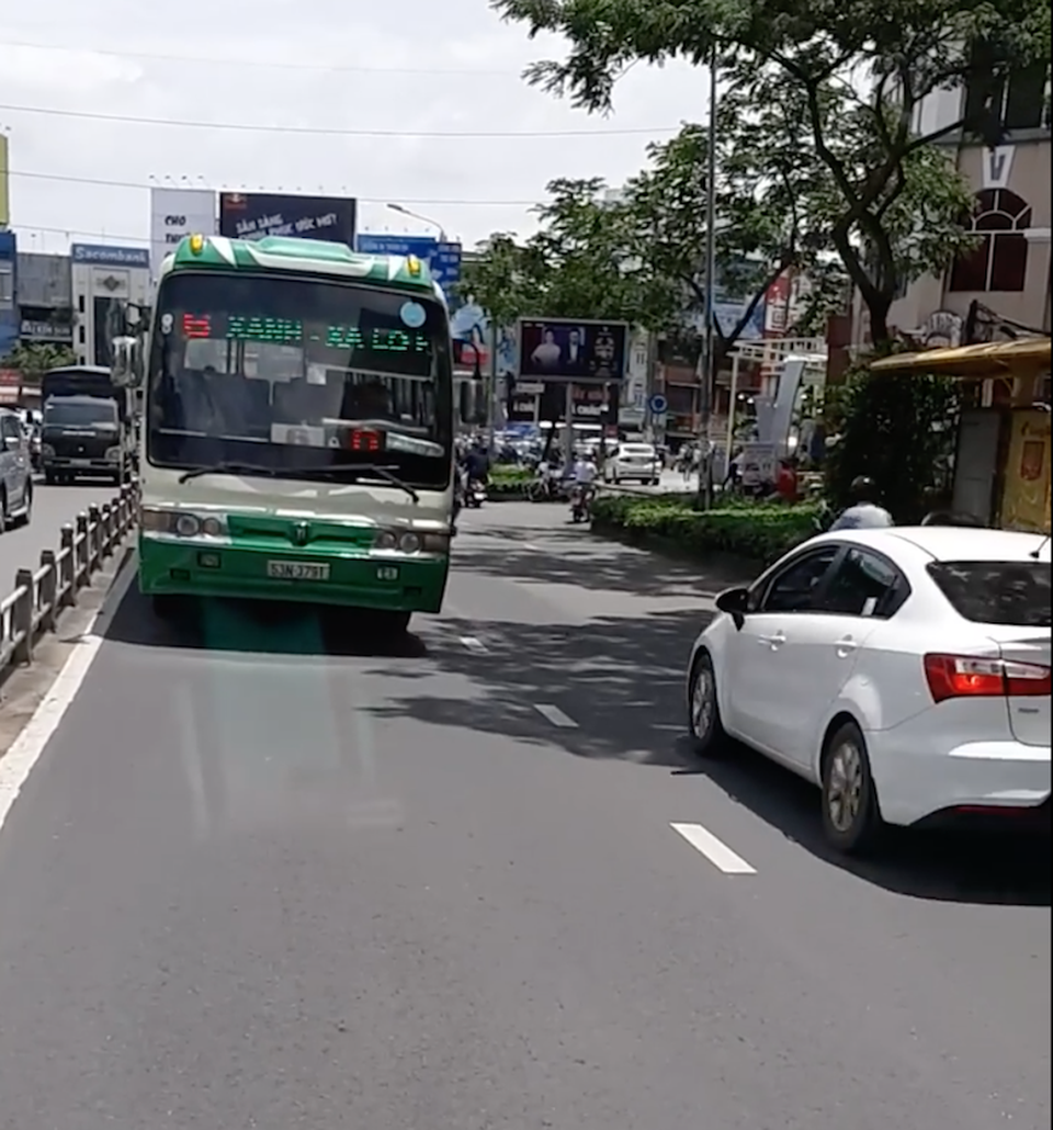 Đình chỉ tài xế xe buýt chạy ngược chiều ở trung tâm Sài Gòn - 1
Xe buýt chạy ngược chiều trên đường Nguyễn Văn Cừ (ảnh cắt từ clip)