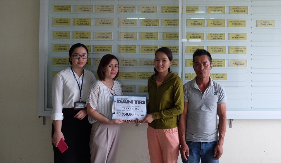 Đà Nẵng: Trao hơn 50 triệu đồng đến goá phụ ngã bệnh khi còn hai con thơ dại - 1 Chị Trần Thị Dạ (áo xanh) đón nhận hơn 50 triệu đồng của bạn đọc hảo tâm ủng hộ qua báo Dân trí
