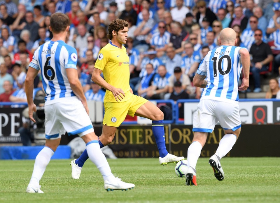Huddersfield 0-3 Chelsea: Màn ra mắt đẹp cho Sarri - 4
Alonso (giữa) thi đấu rất hiệu quả bên hành lang cánh trái