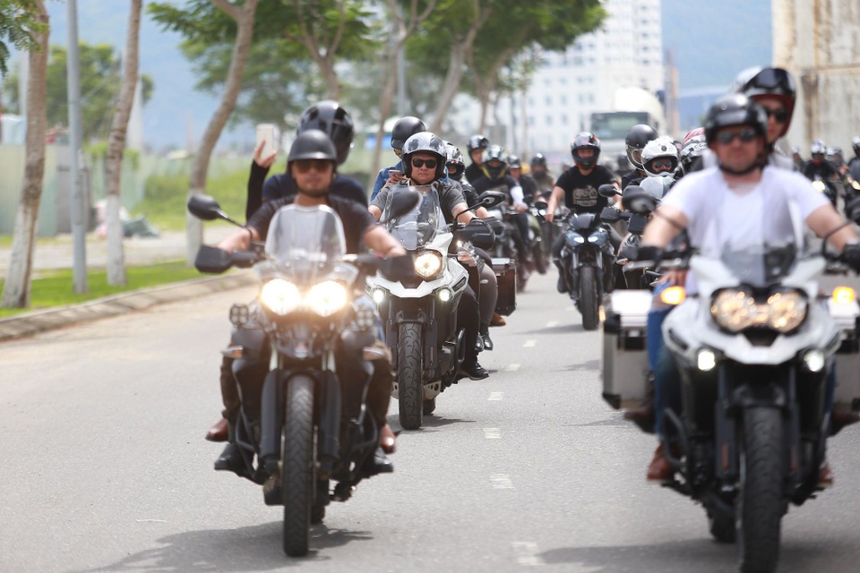 Mới đây, anh vừa trải qua hành trình 1.000 cây số để tham gia sự kiện hội tụ 3 miền của câu lạc bộ xe mà anh tham gia. Nhiều người dân và du khách tỏ ra bất ngờ khi nhận ra MC Anh Tuấn trong đoàn xe mô tô diễu hành khắp các con phố của thành phố biển Đà Nẵng.