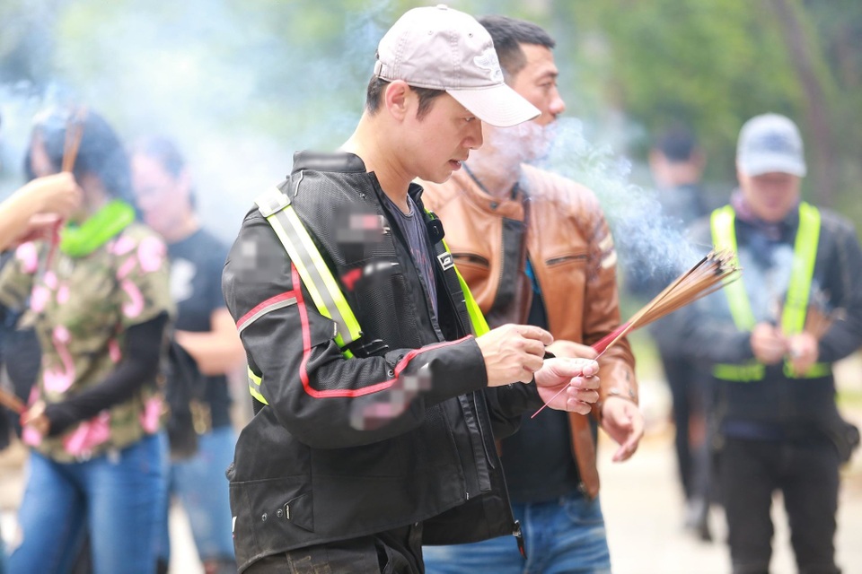 Trong 2 ngày, cả đoàn đã di chuyển từ Hà Nội, vượt qua 1.000 cây số đường vòng đến Đà Nẵng. Trên đường đi, MC Anh Tuấn và các anh em có dừng lại ở nghĩa trang Trường Sơn để thắp hương tưởng nhớ các anh hùng liệt sỹ.