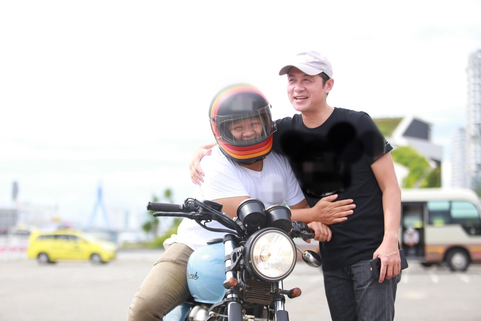 Anh diện một bộ trang phục đơn giản với áo phông đen và quần jeans cùng mũ lưỡi trai sáng màu, rất vui vẻ giao lưu cùng các thành viên trong đoàn.