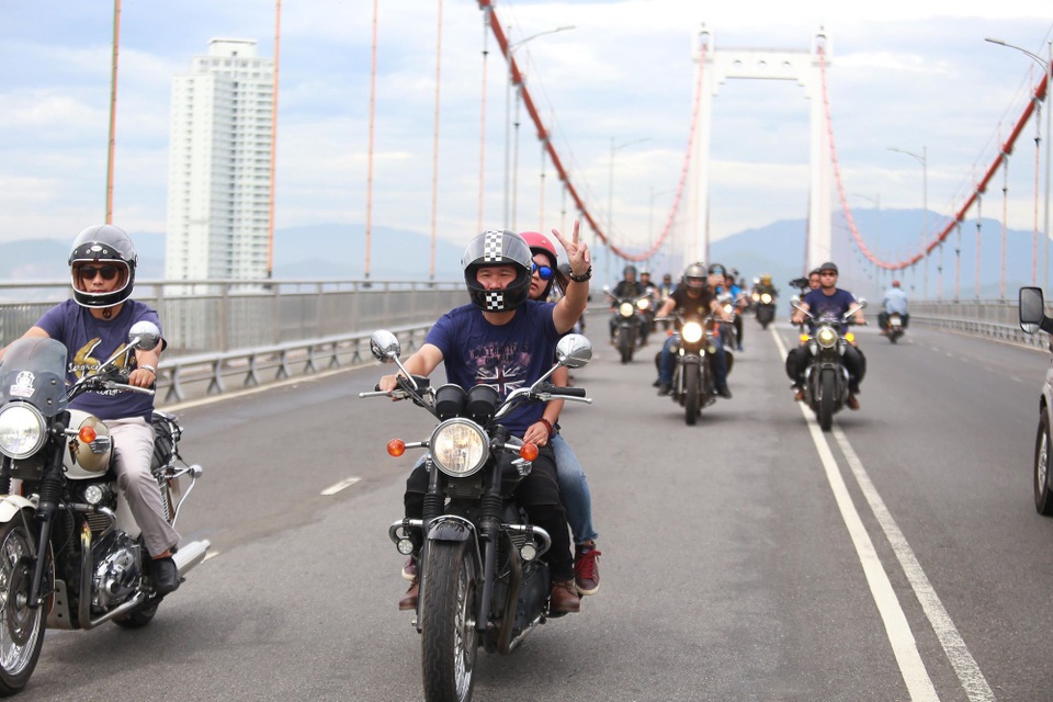 Sáng 11/8, đội hình 150 xe mô tô do MC Anh Tuấn dẫn đầu đã có màn diễu hành ấn tượng quanh thành phố Đà Nẵng.