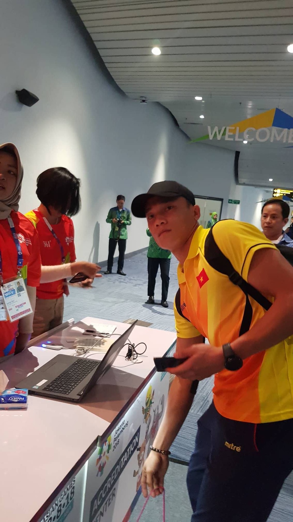 Olympic Việt Nam đổ bộ Indonesia, sẵn sàng cho Asiad 2018 - 2
Các cầu thủ không hề tỏ ra mệt mỏi tại sân bay - Ảnh: Hải Yến
