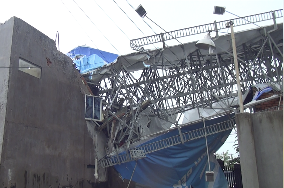 Giải phóng bảng quảng cáo “khủng” đè nhà dân gây chết người - 2