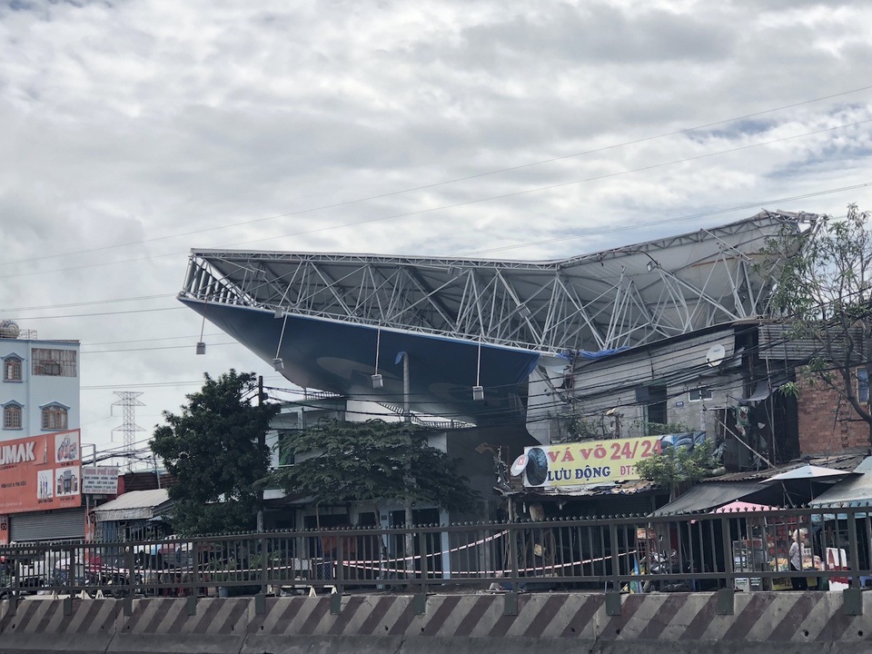 Giải phóng bảng quảng cáo “khủng” đè nhà dân gây chết người - 1