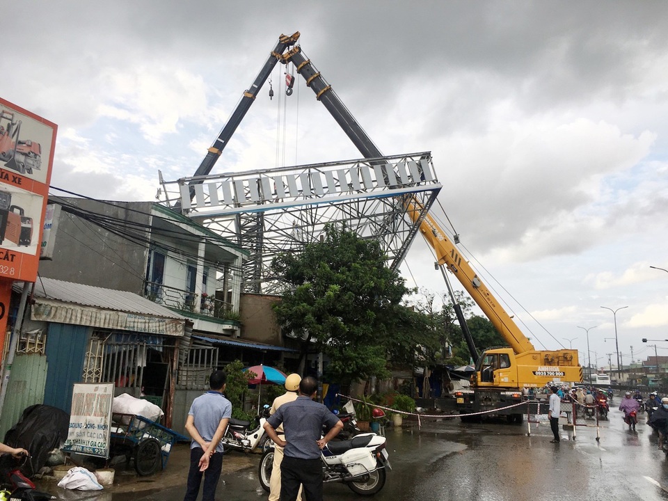 Đến chiều tối nay 11/8, lực lượng chức năng bắt đầu phong toả 1 phần quốc lộ để tiến hành giải phóng hiện trường