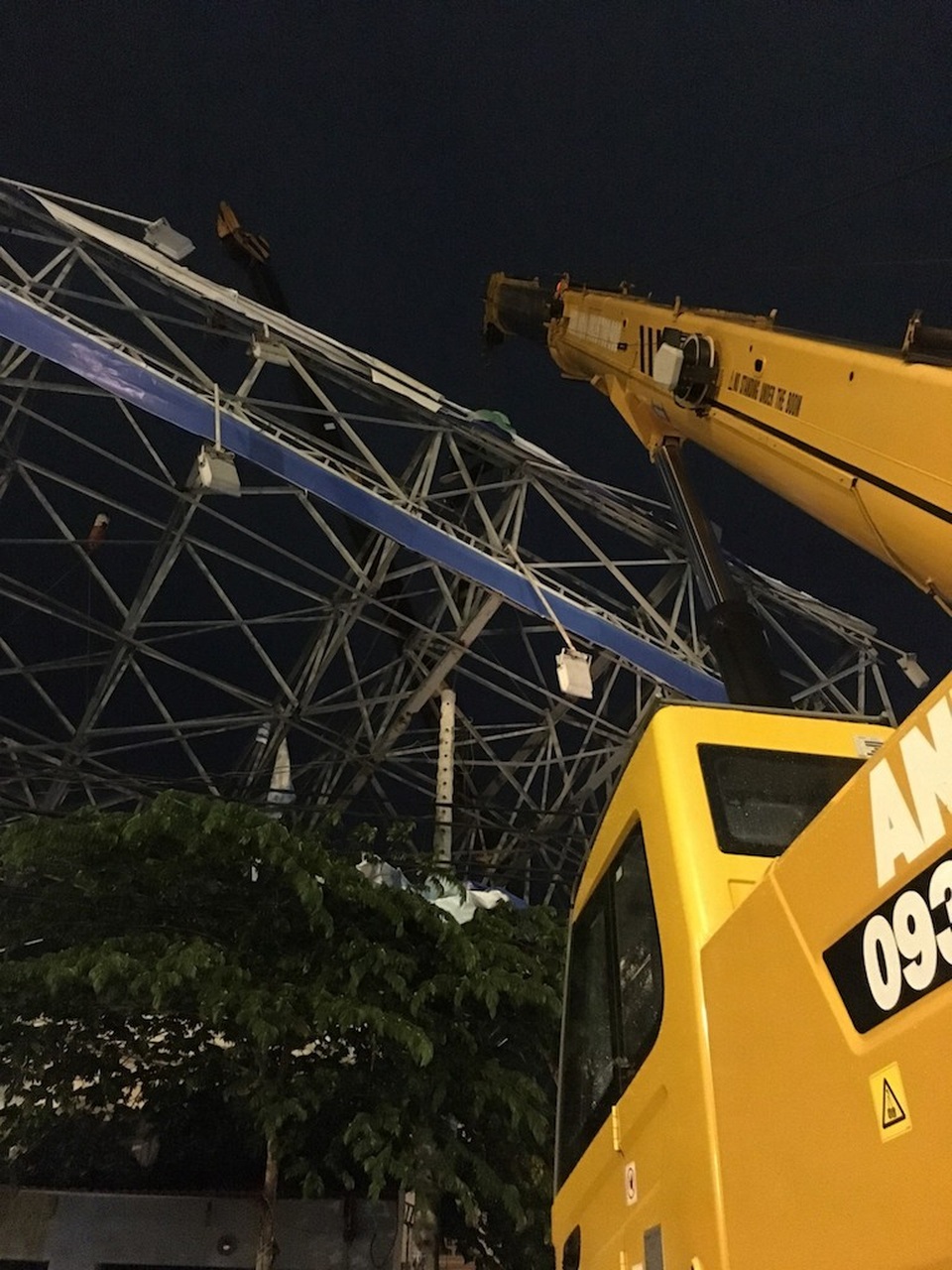 Giải phóng bảng quảng cáo “khủng” đè nhà dân gây chết người - 5