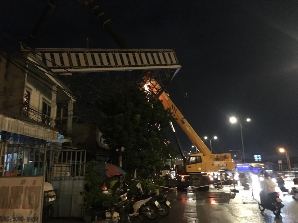 Giải phóng bảng quảng cáo “khủng” đè nhà dân gây chết người - 6